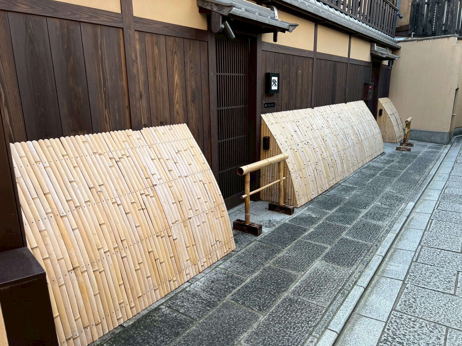 いぬやらい 犬矢来 6万円/m〜 | 簡単設置・工事不要の竹垣 | 竹之助